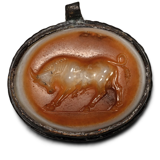 Eastern Post-Classical Agate Gemstone of a Dionysiac Bull with Vine Leaf in Ancient Silver Pendant