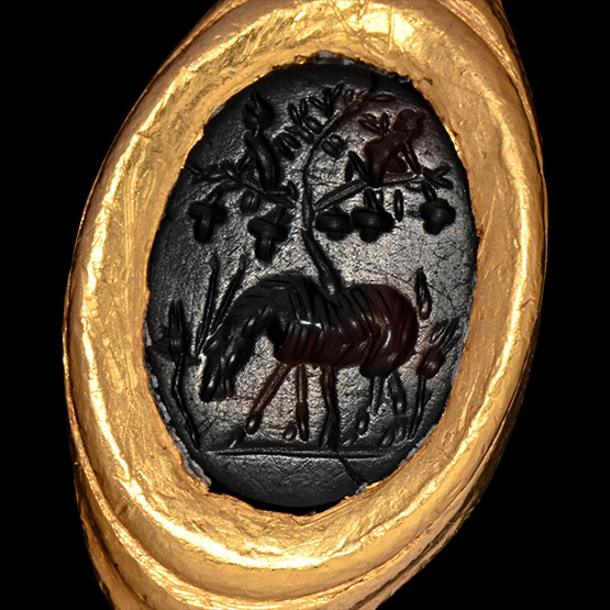 Roman Heliotrope Gemstone with Ibex and Two Erotes in Gold Ring