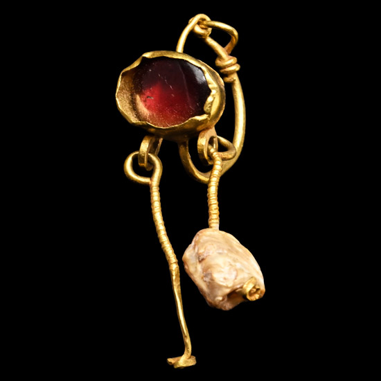 Roman Gold Earring with Garnet