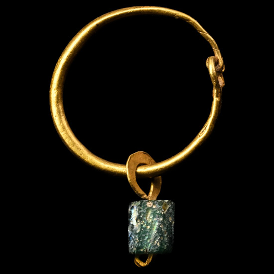 Roman Gold Earring with Emerald-Coloured Bead