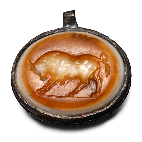 Eastern Post-Classical Agate Gemstone of a Dionysiac Bull with Vine Leaf in Ancient Silver Pendant