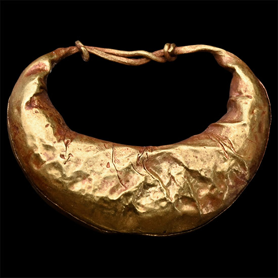 Roman Gold Crescent-Shaped Earring