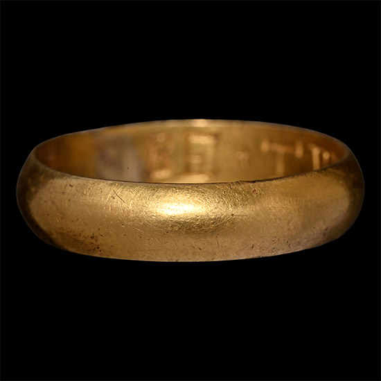 Tudor Gold BE . TRVE . IN . HART Posy Ring