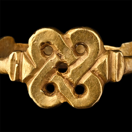 Byzantine Gold Ring with Openwork Knot Design with Stylised Birds and Clasped Hands
