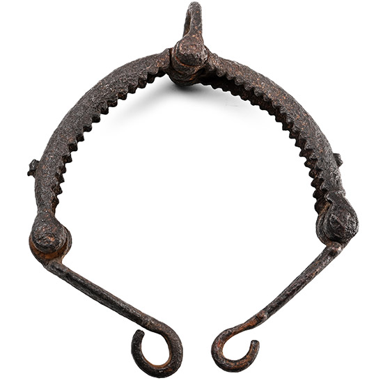 Serrated Articulated Iron Leg Shackle