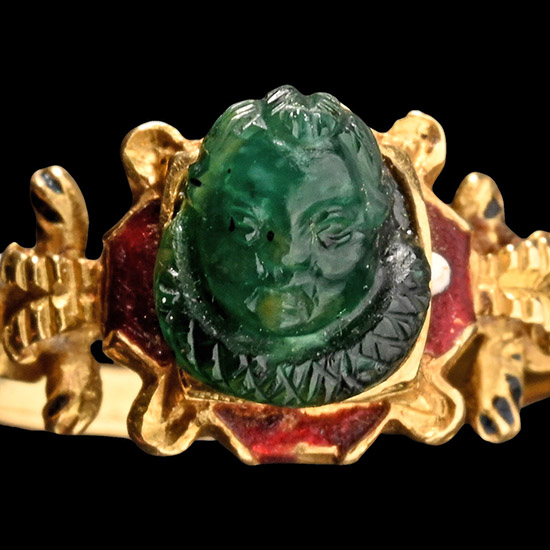 Roman Chrome Chalcedony Cameo of Eros in Renaissance Gold and Enamel Ring