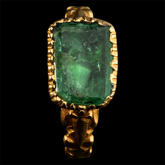 Renaissance Gold Ring with Emerald