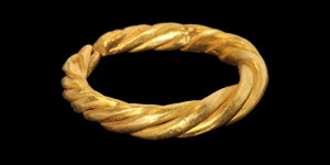 Gold Twisted Finger Ring
