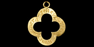 Medieval Gold Quatrefoil Remember that you love me Posy Pendant