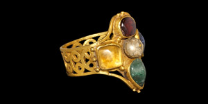 Byzantine Gold Ring with Jewelled Cross