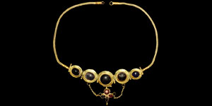 Gold Necklace with Cruciform Pendant