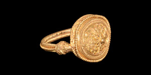 Greek Gold Filigree Ring with Lion Terminals