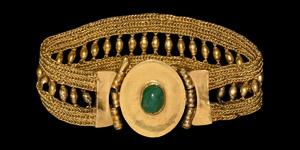 Roman Gold Bracelet Centre with Cabochon Emerald