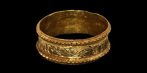 Gold Epigraphic vane gote une Finger Ring