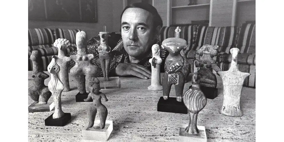 Desmond Morris posing with ancient figurines
