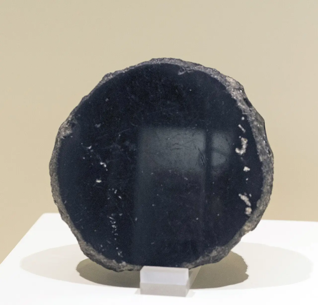 A polished obsidian disc from Neolithic Çatalhöyük