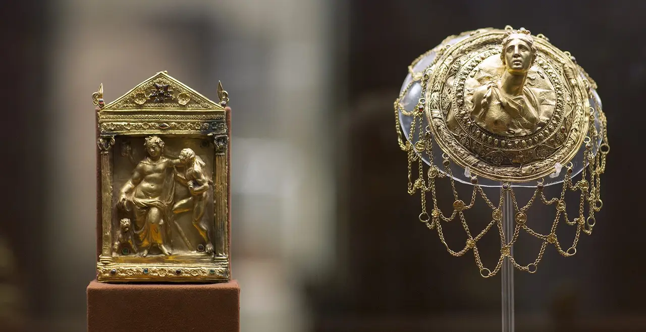 A gold hairnet with a medallion bust and a gold shrine-shaped pendant from the Karpenisi treasure