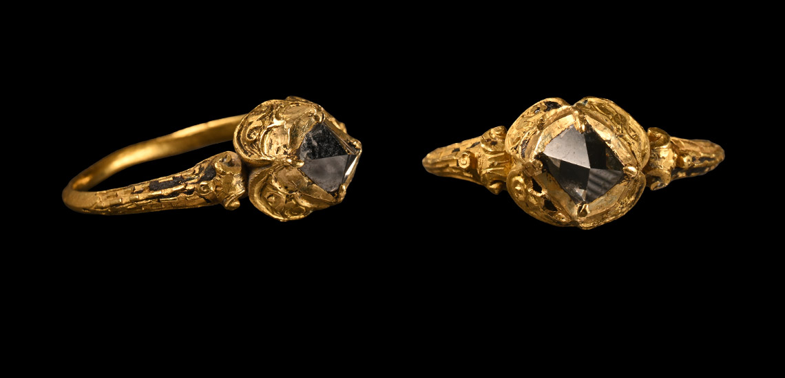 Elizabethan Gold Ring with Diamond Crystal