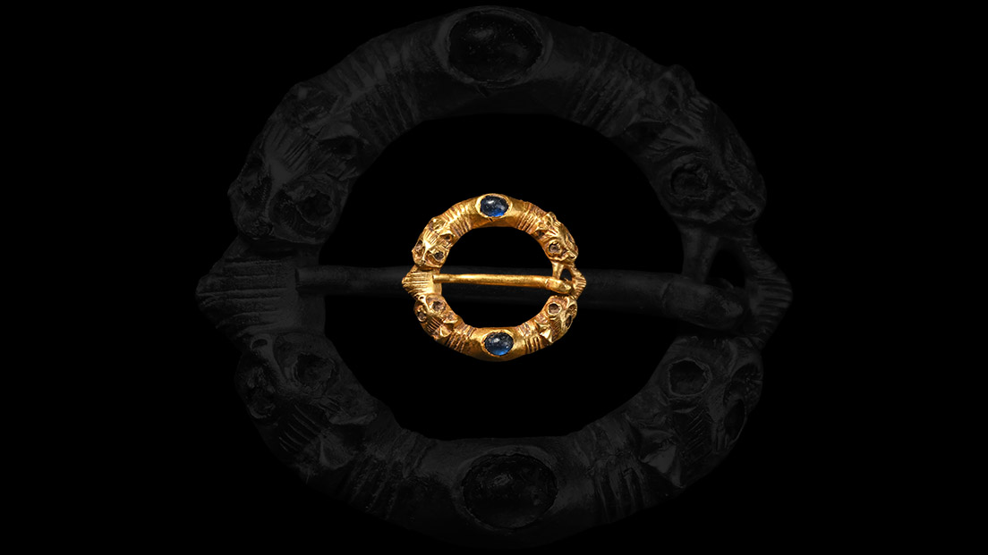 Medieval Gold Ring Brooch with Beast Heads