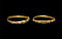 Medieval Gold and Emerald Ring with Decorated Shoulders