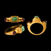 Late Eastern Roman Gold Ring with Emerald and Garnets