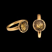 Late Roman Solid Gold Ring with Bird and Flower Gem