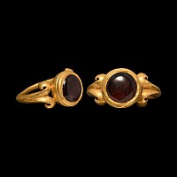 Roman Gold Ring with Garnet Cabochon