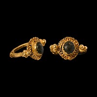 Late Roman or Merovingian Gold Ring with Rosette and Green Cabochon