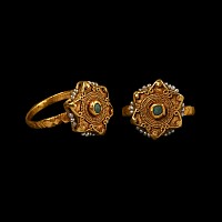 Fatamid Gold Ring with Star-Shaped Bezel with Pearls