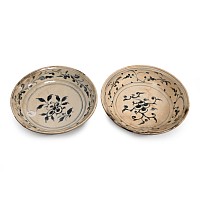 Large Hoi An Cargo Shipwreck Glazed Plate Pair