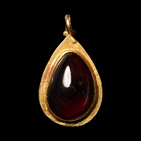 Roman Gold and Garnet Pendant