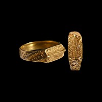 Medieval Iconographic Gold Ring with Mary, Jesus and Saint Catherine