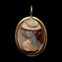 Post Medieval Agate Cameo of a Lady in Gold Pendant