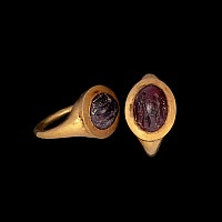 Roman Gold Ring with Cabochon Garnet Gemstone with the Goddesses Athena and Nike