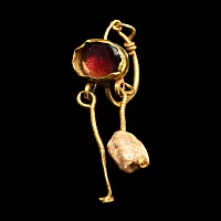 Roman Gold Earring with Garnet