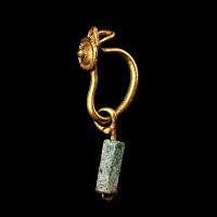 Roman Gold Earring with Emerald-Coloured Bead