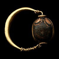 Egyptian Gold Swivel Ring with Green Jasper Hedgehog Scaraboid Engraved with a Scarab Flanked by Two Cobras