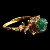 Roman Chrome Chalcedony Cameo of Eros in Renaissance Gold and Enamel Ring