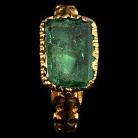 Renaissance Gold Ring with Emerald