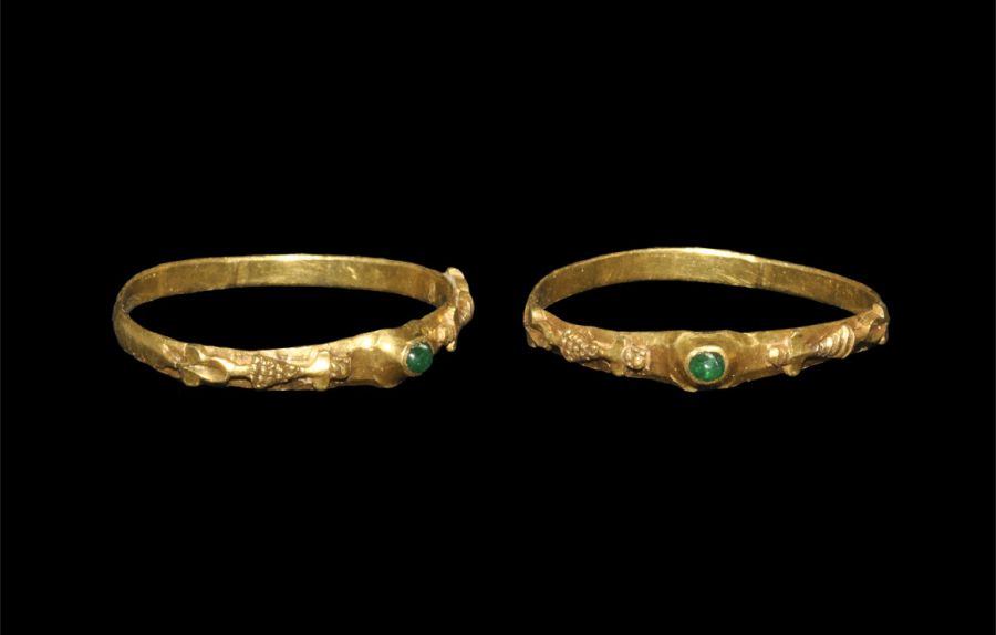 Medieval Gold and Emerald Ring with Decorated Shoulders