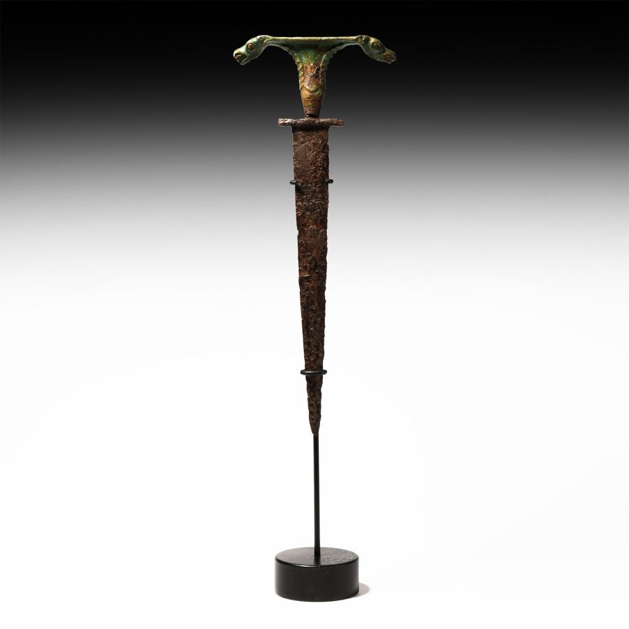 Heniochi Dagger with Beast Heads