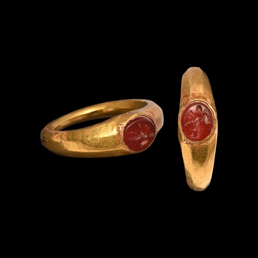 Roman Gold ring with Winged Eros Gemstone