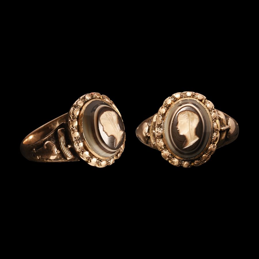 Victorian Gold Ring with Portrait Gemstone