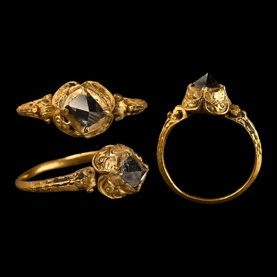 Elizabethan Gold Ring with Diamond Crystal
