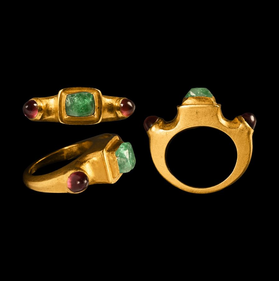Late Eastern Roman Gold Ring with Emerald and Garnets