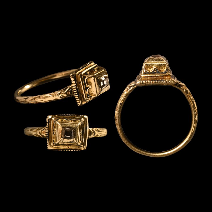 Renaissance Gold Ring with a High-Quality Facetted Diamond