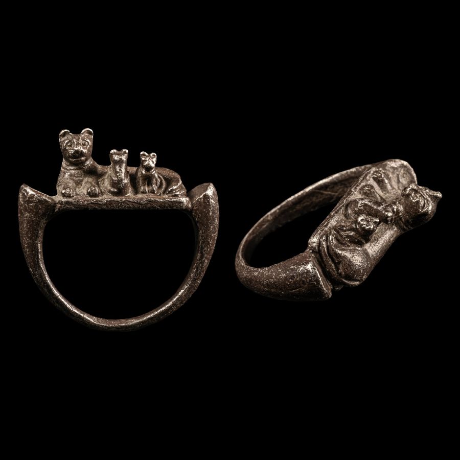 Romano-Egyptian Silver Ring with Cat and Kittens