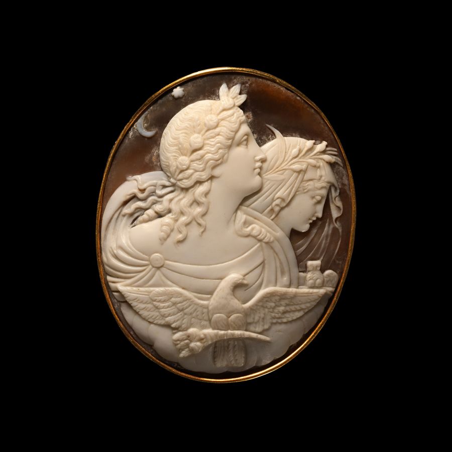 Antique Gold Brooch with Shell Cameo