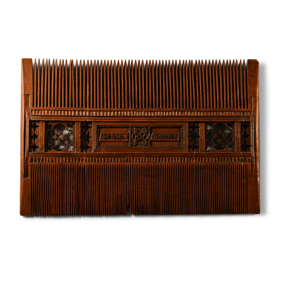 Medieval Decorated 'He who loves from the heart, gives with a good heart' Posy Boxwood Comb