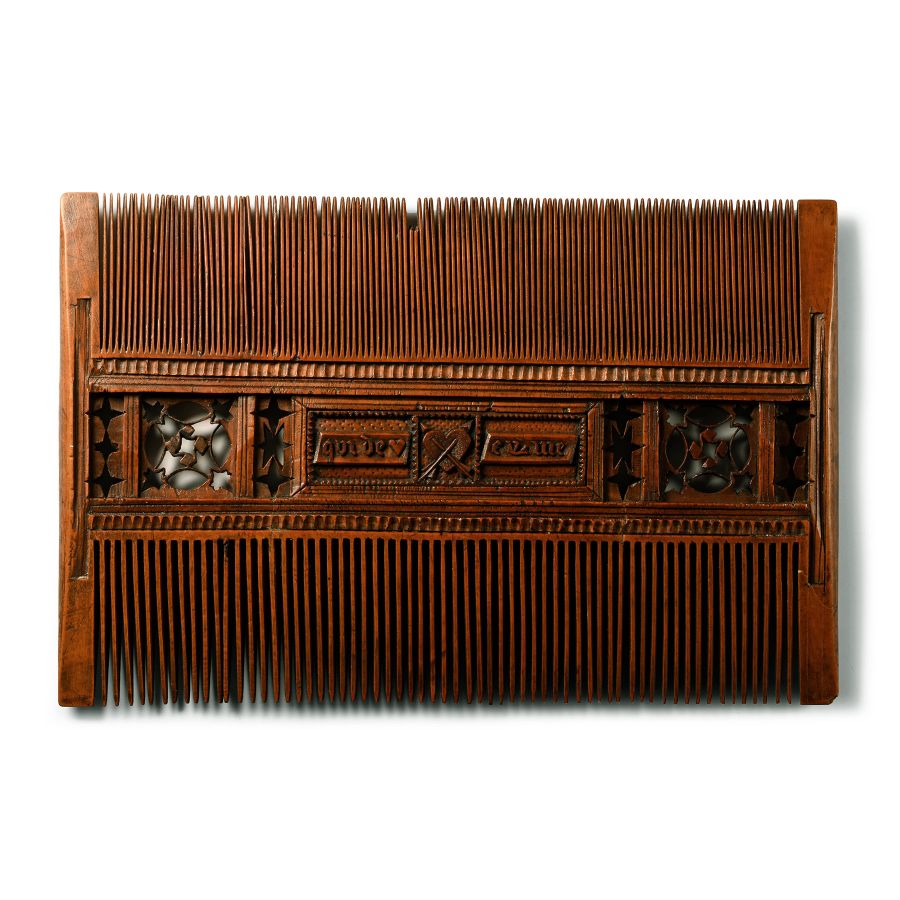 Medieval Decorated 'He who loves from the heart, gives with a good heart' Posy Boxwood Comb